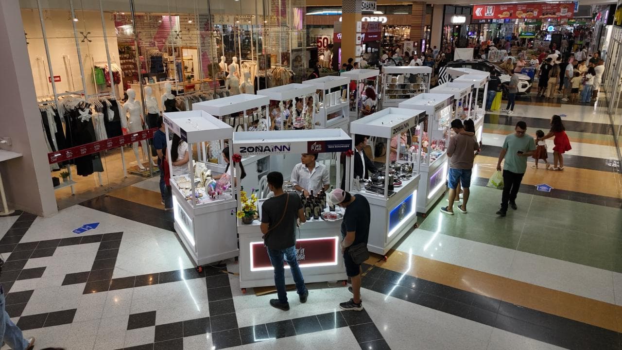 Marcas y visitantes en feria Zonainn