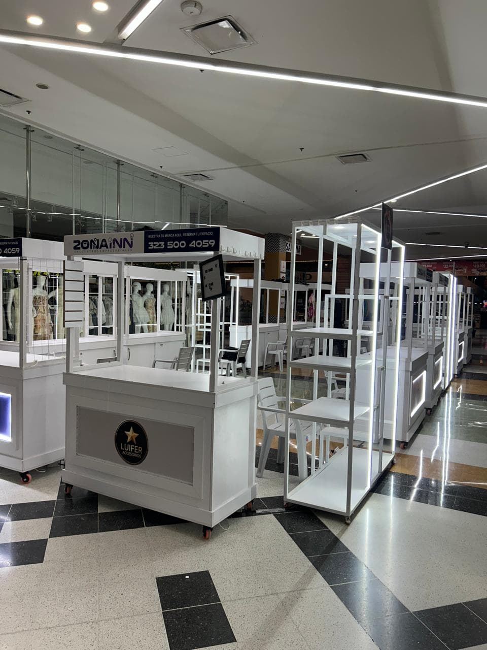 Estructura e iluminación de stands vacíos